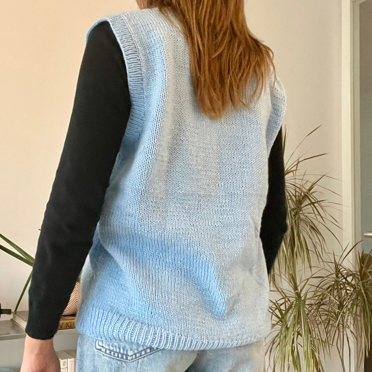 Sleeveless knitted blue vest-size L