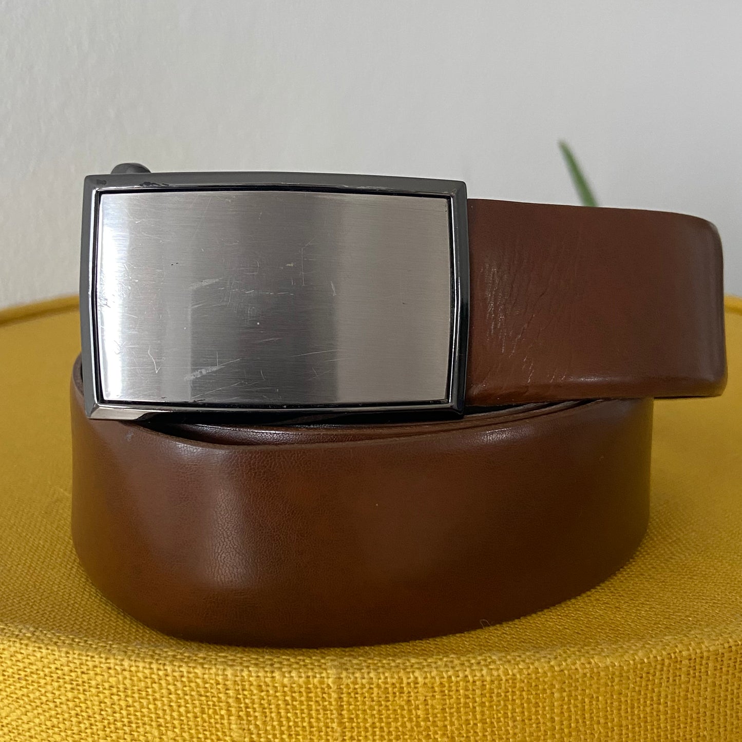 90s Minimalist Leather Belt with Sleek Metal Buckle