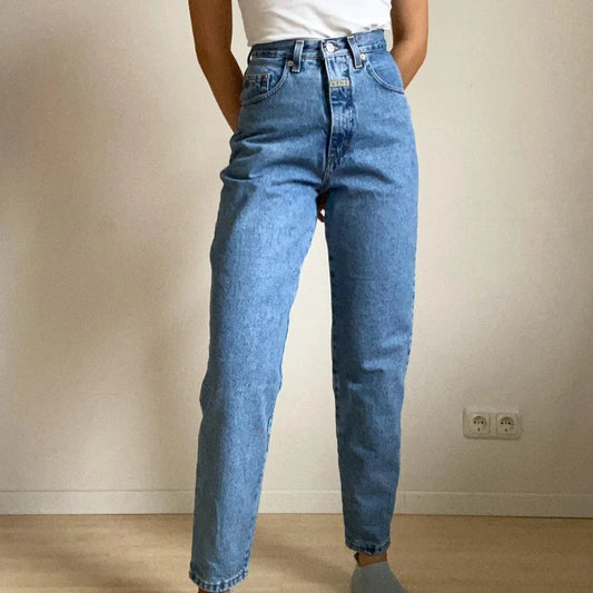 Light blue wash jeans E905