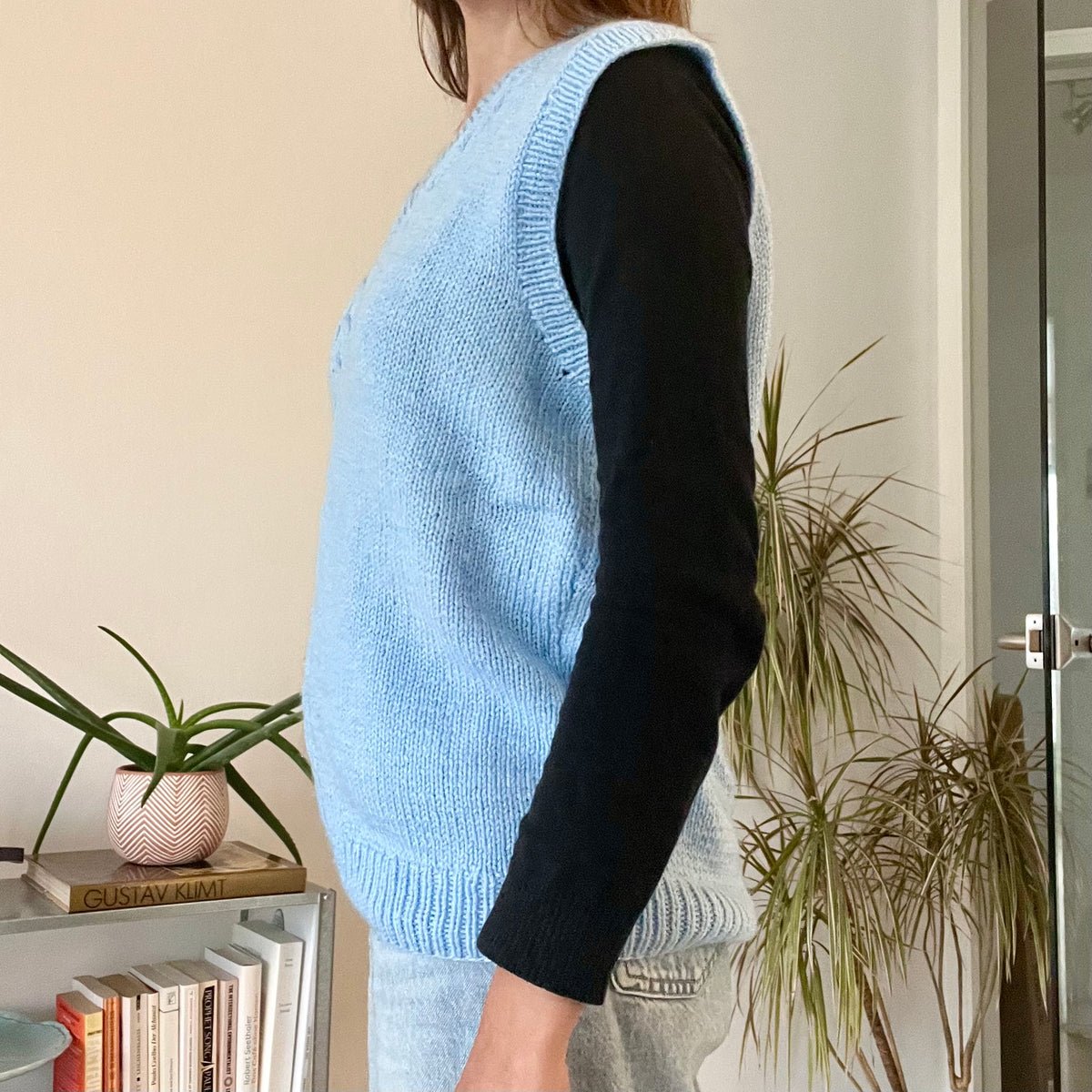 Sleeveless knitted blue vest-size L