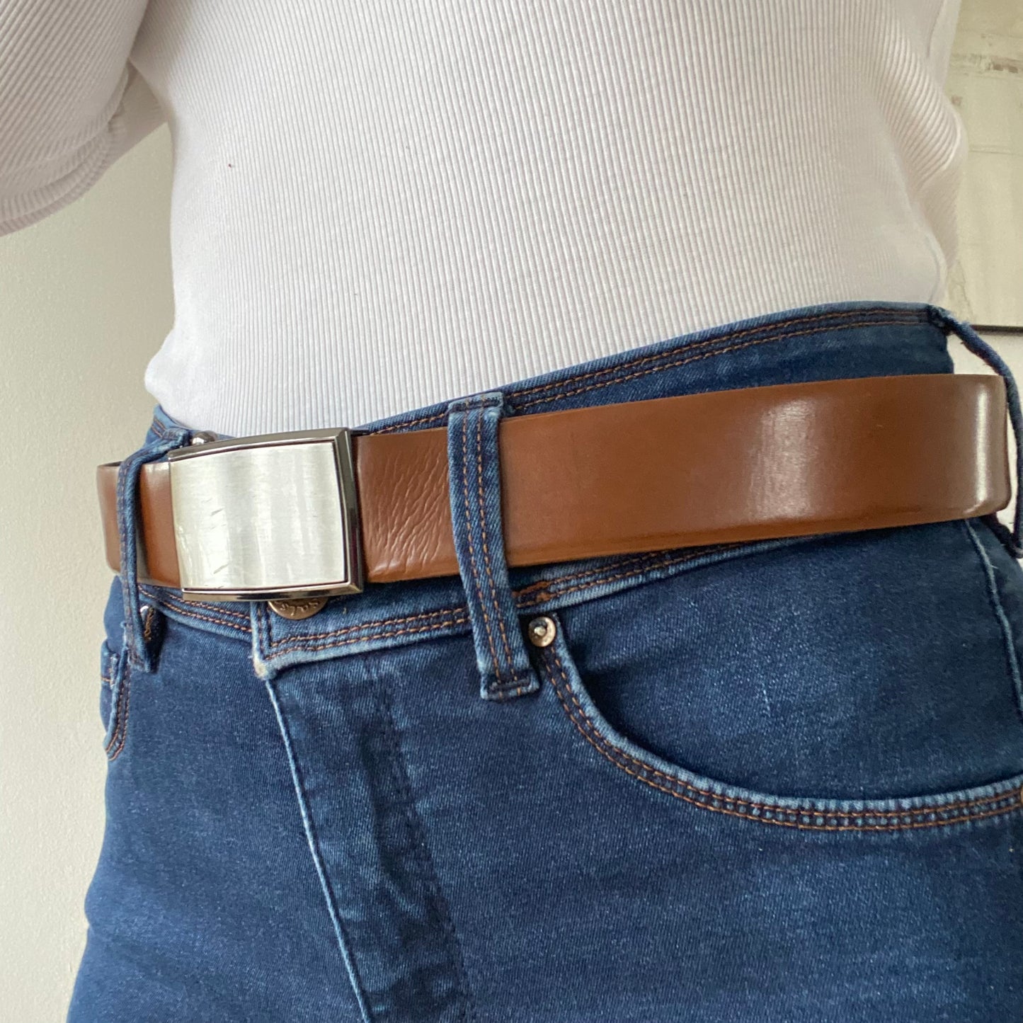 90s Minimalist Leather Belt with Sleek Metal Buckle