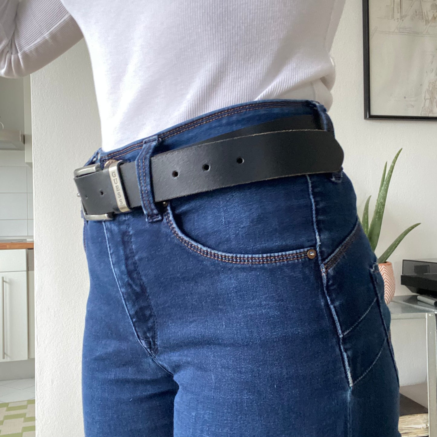 Black guess metal buckle leather belt